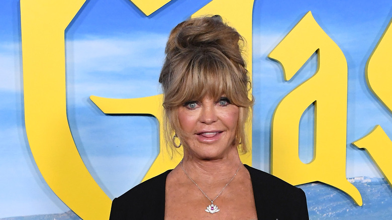 Goldie Hawn posing at premiere