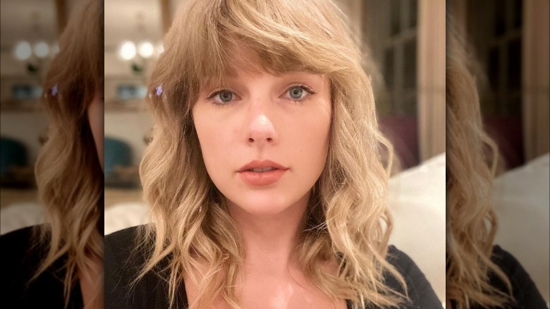 Taylor Swift debuting her new haircut