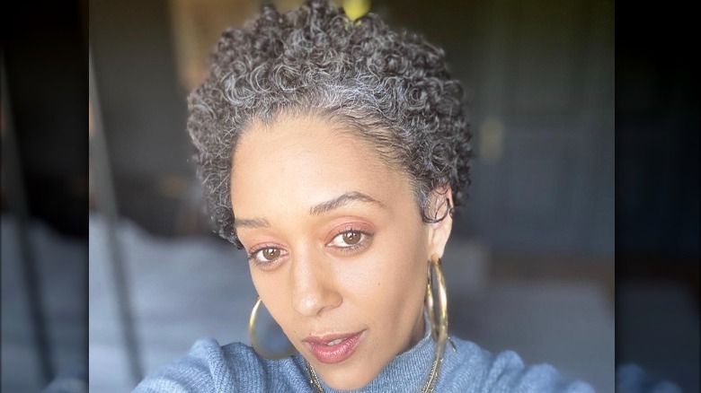 Tia Mowry selfie gray