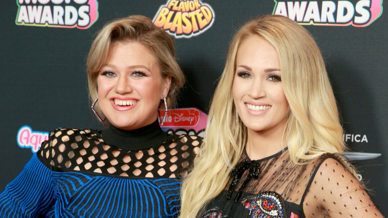 Kelly Clarkson and Carrie Underwood pose for photos together