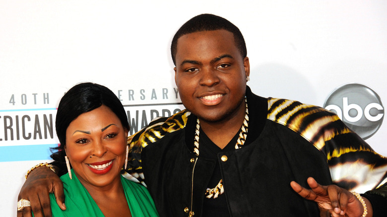 Sean Kingston and his mother at the 40th AMAs