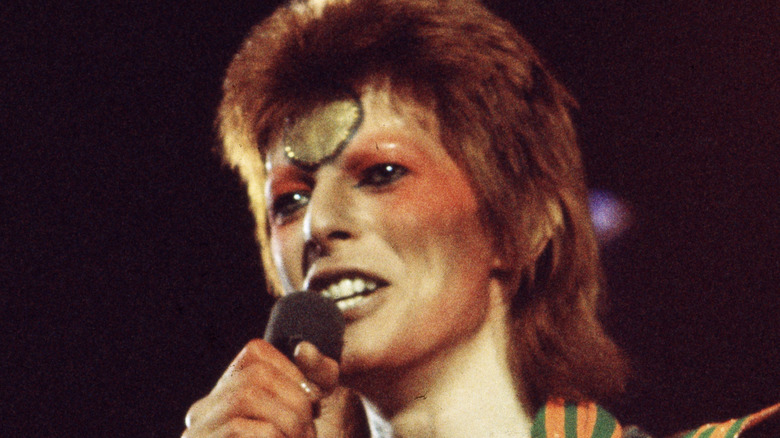 Davie Bowie performing