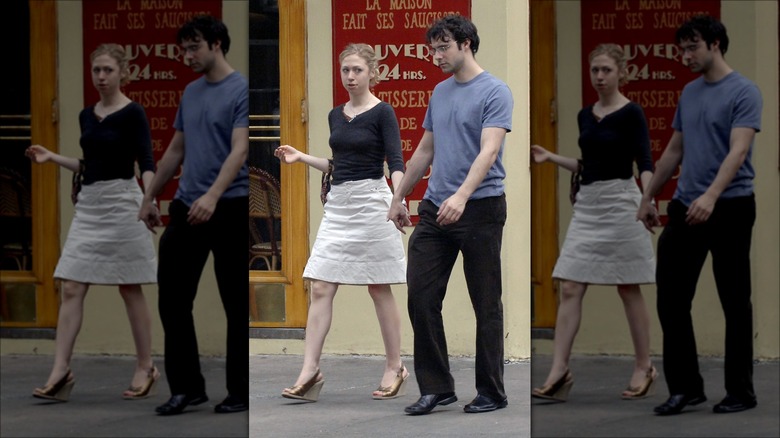 Chelsea Clinton and Marc Mezvinsky walking hand in hand