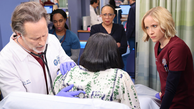 Chicago Med S Jessy Schram Dishes On Playing Dr Hannah Asher Exclusive Interview