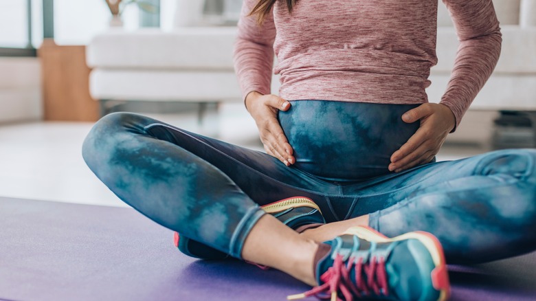 pregnant woman in yoga pants