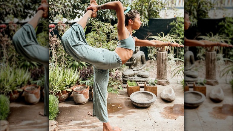 Instagrammer yoga_woman in standing yoga pose