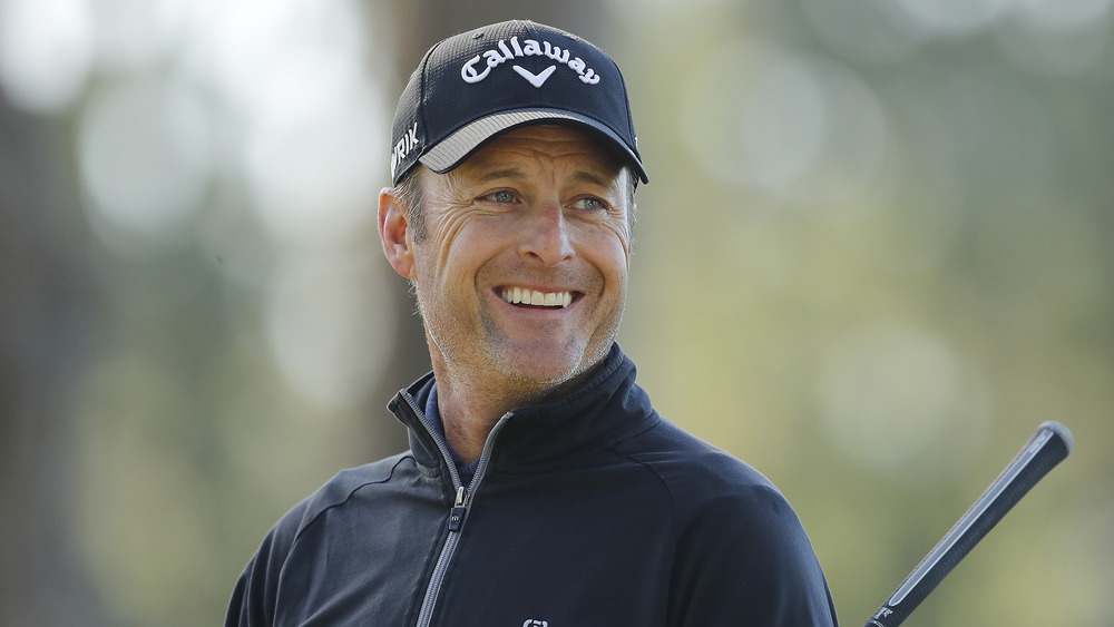 Chris Harrison golfing in baseball hat