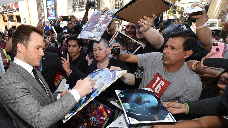 Chris Pratt signing autographs 2018