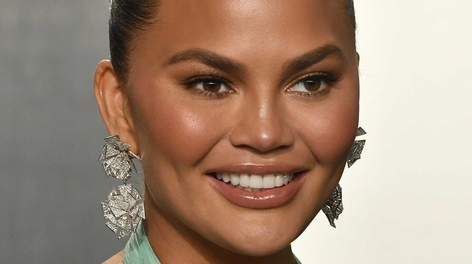 Chrissy Teigen Opens Up About Living With Her Mom 7377