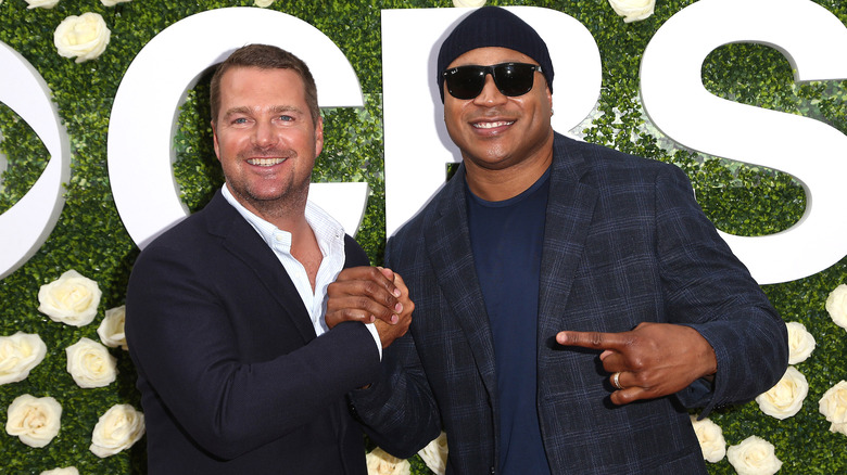 Chris O'Donnell and LL COOL J clasping hands