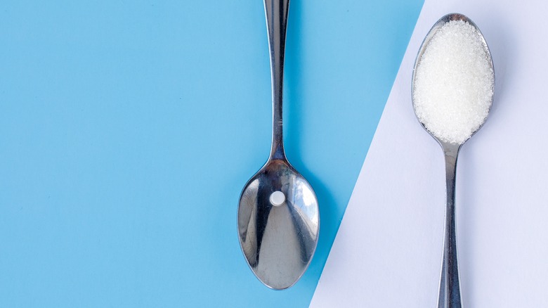 Spoons with and without sugar