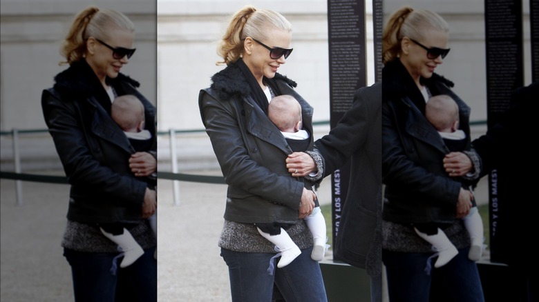 Nicole Kidman carrying her daughter in 2008