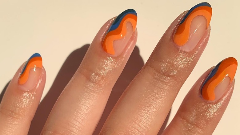 Coral nails with waves