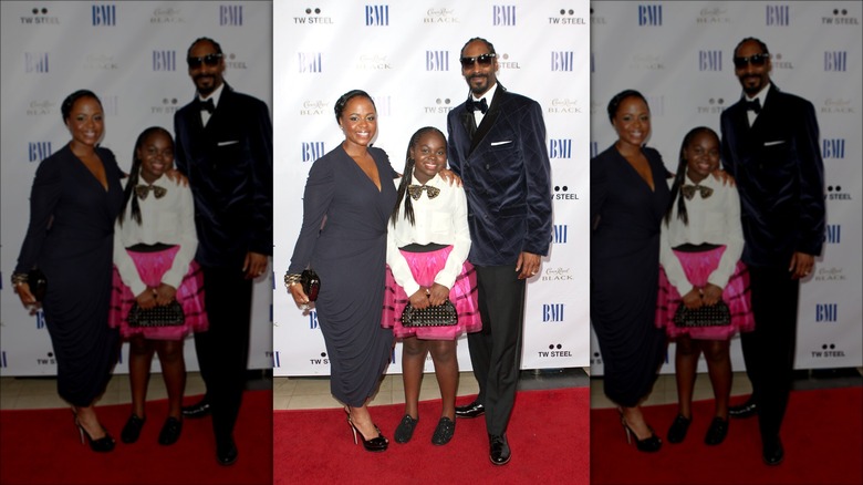 Cori Broadus posing with her parents, Snoop Dogg and Shante Broadus