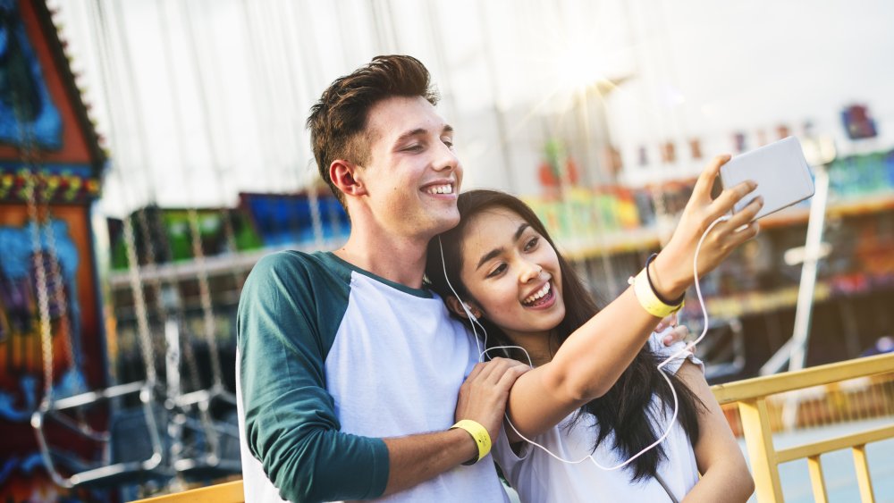 couple at an amusement park