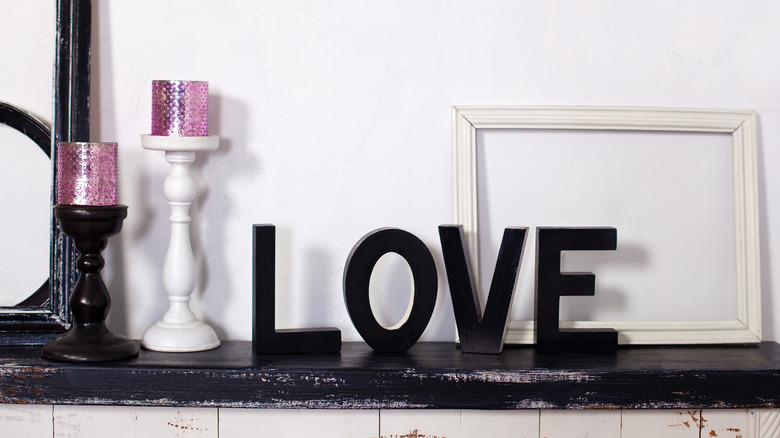 Mantel black love sign