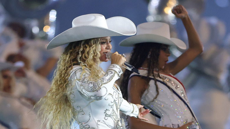 Beyoncé and Blue Ivy performing