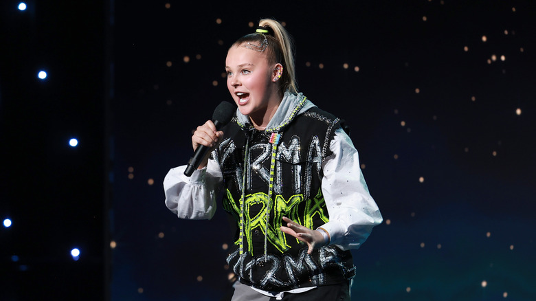 JoJo Siwa singing