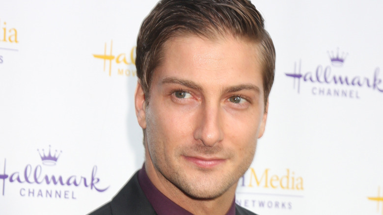 Daniel Lissing looking away