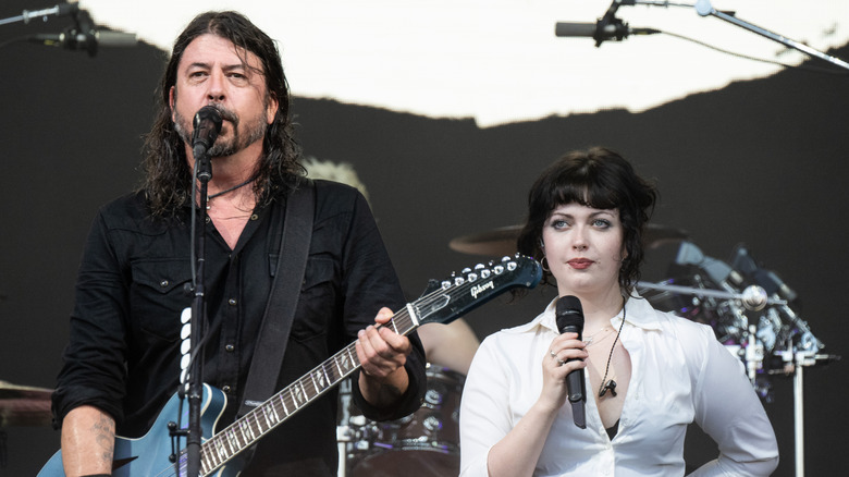 Dave Grohl, Violet Grohl, performing