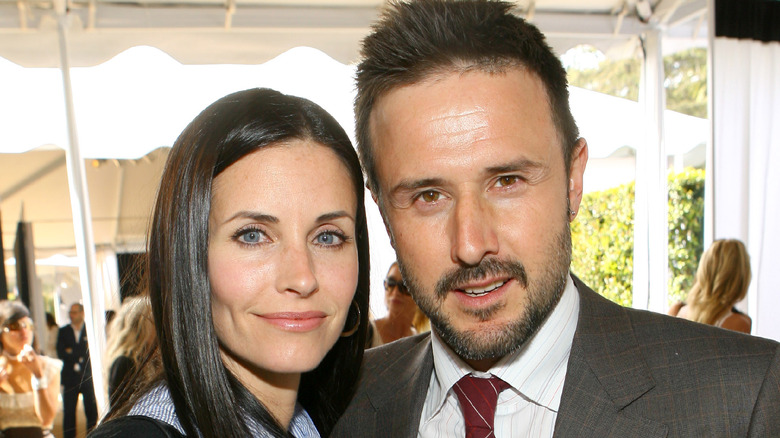 Courteney Cox and David Arquette posing