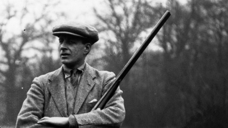 photo of David Bowes-Lyon holding a rifle