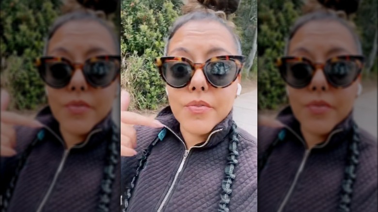 Delyanne Barros makes TikTok while walking