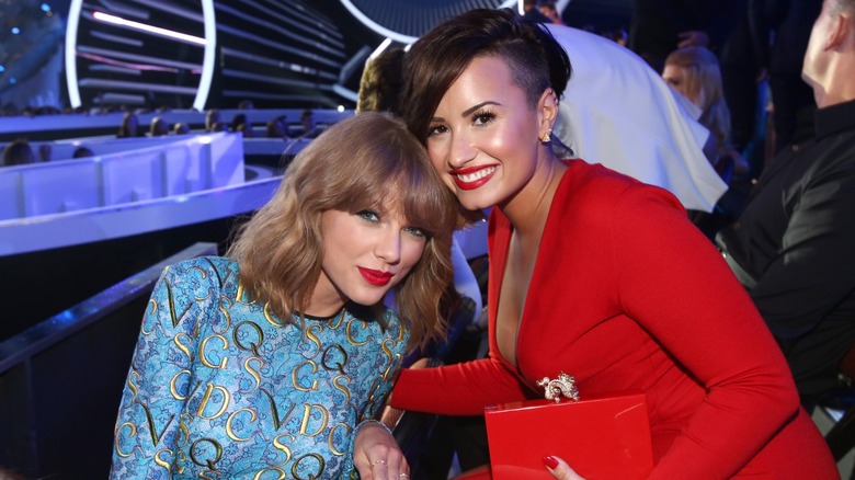 Demi Lovato and Taylor Swift posing