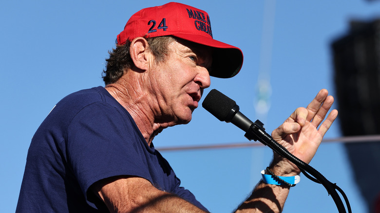 Dennis Quaid speaking in MAGA hat