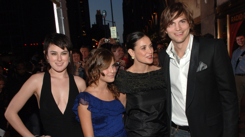 Rumer Willis, Tallulah Willis, Demi Moore, Ashton Kutcher posing