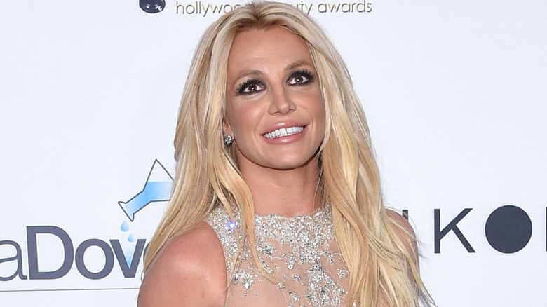 Britney Spears smiles at the Hollywood Beauty Awards 2018 in Hollywood (2018)