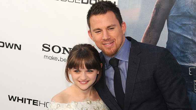 Joey King and Channing Tatum posing