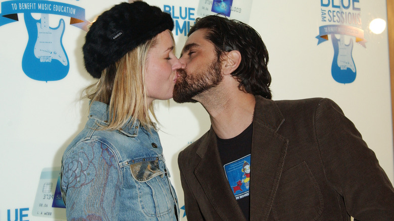 Rebecca Romijn and John Stamos kissing