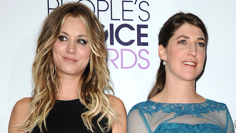 Kaley Cuoco and Mayim Bialik looking in different directions at the 2014 People's Choice Awards