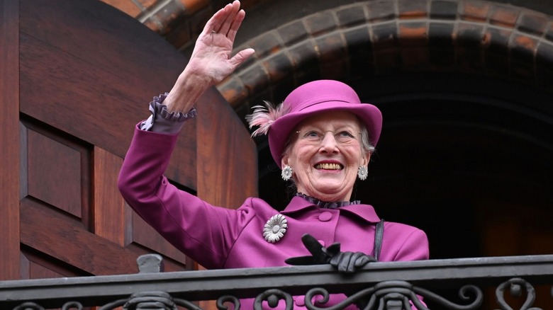 Queen Margrethe waving from a balcony