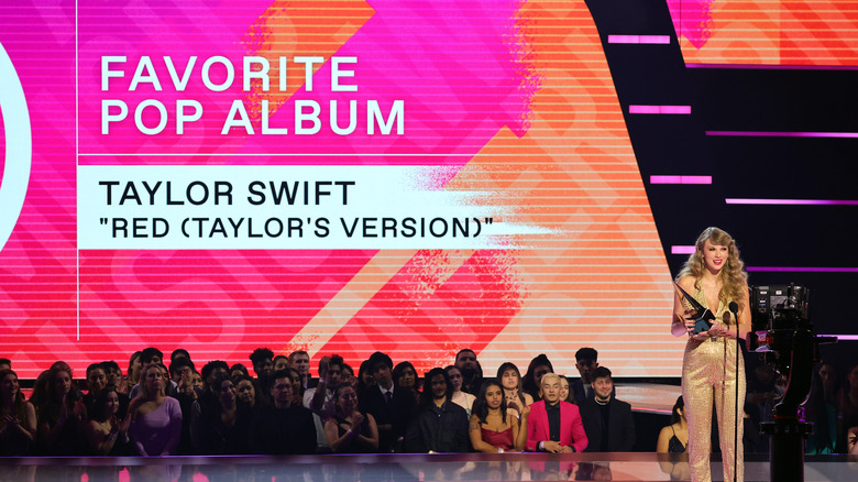 Taylor Swift accepting award