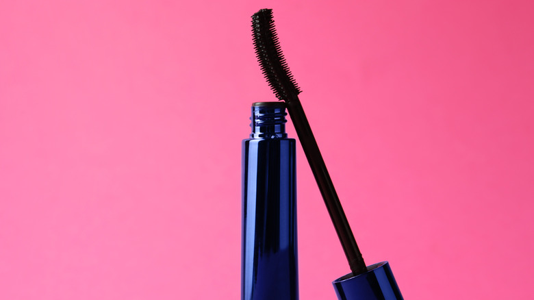 Curved mascara wand