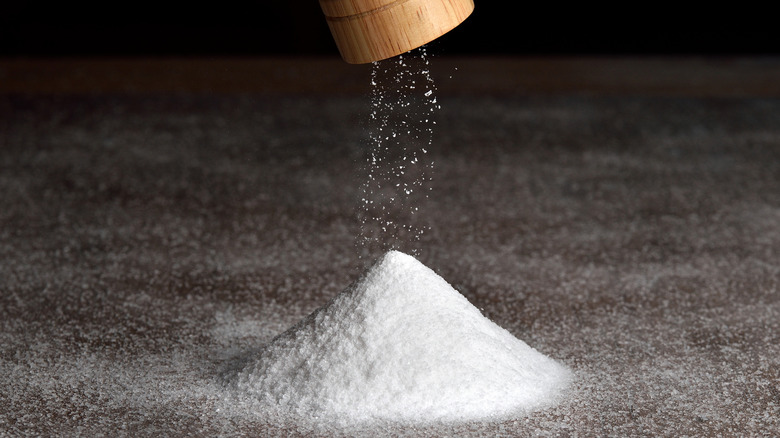 Salt grinder with salt pile