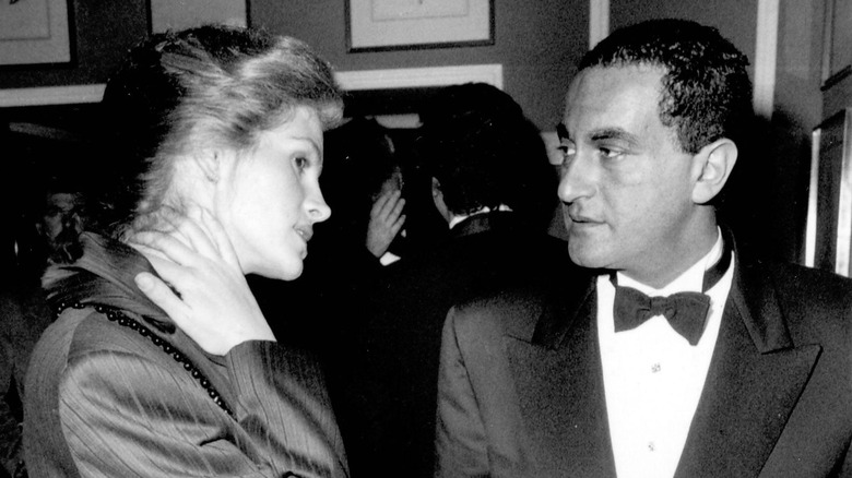 Dodi Fayed speaking with Julia Roberts