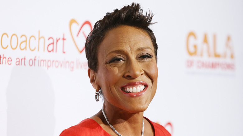 Robin Roberts smiling at charity gala