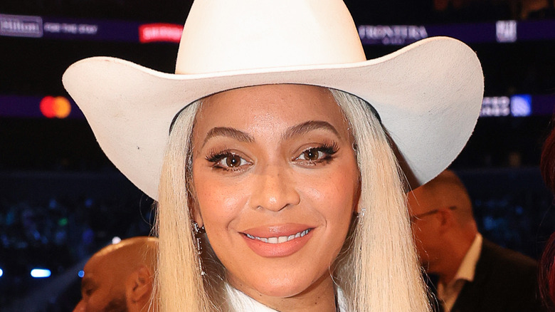 Beyonce in white cowboy hat 2024 Grammys