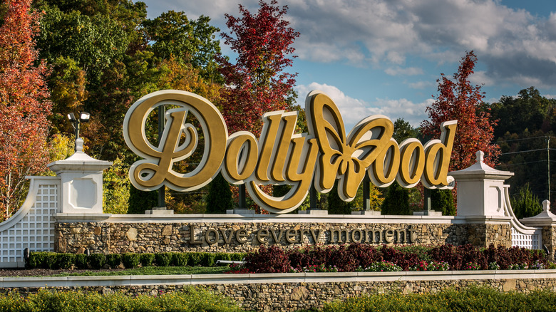 The entrance to Dollywood in Pigeon Forge