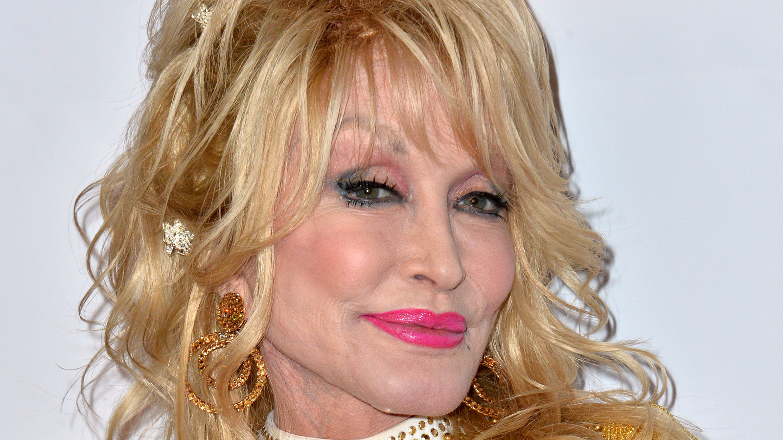 Dolly Parton Pens Heartbreaking Tribute To Friend Loretta Lynn