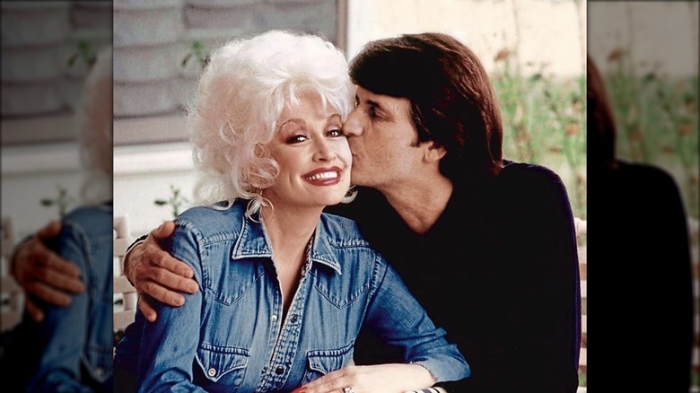 Carl Dean kissing Dolly Parton