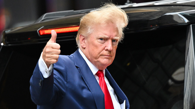 Donald Trump doing thumbs up