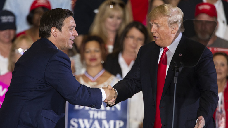 Donald Trump and Ron Desantis shaking hands at campaign event