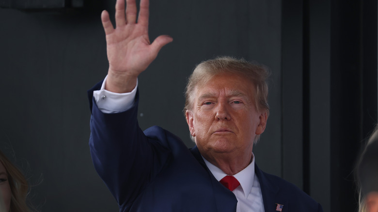 Donald Trump waves 