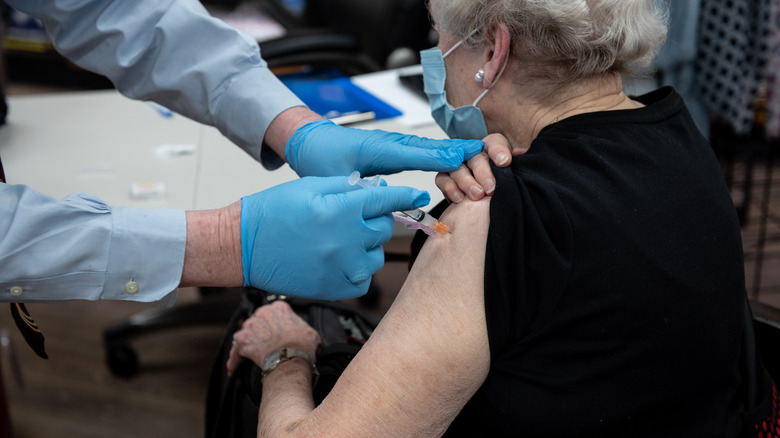 pharmacist vaccinating in Alabama 