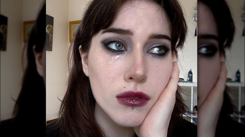 dark glossy grunge makeup