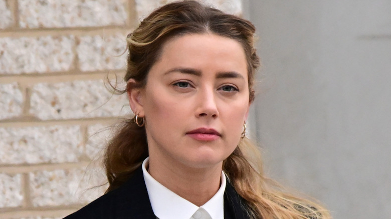 Amber Heard standing outside a courthouse in Virginia